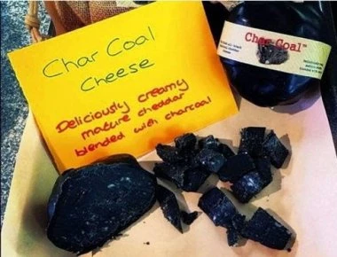 Αυτό είναι το πιο περίεργο τυρί στον κόσμο - Έχει κάρβουνο και είναι κατάμαυρο (φωτό)